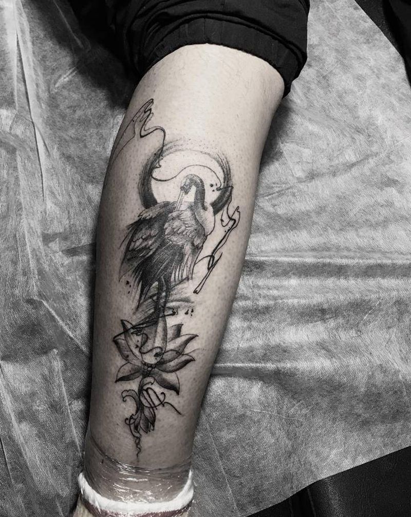 鹤纹身图片_腿部水墨纹身图案