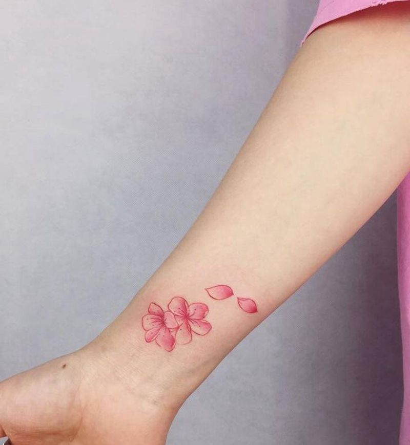 小花儿纹身图片_手部水彩新传统纹身图案