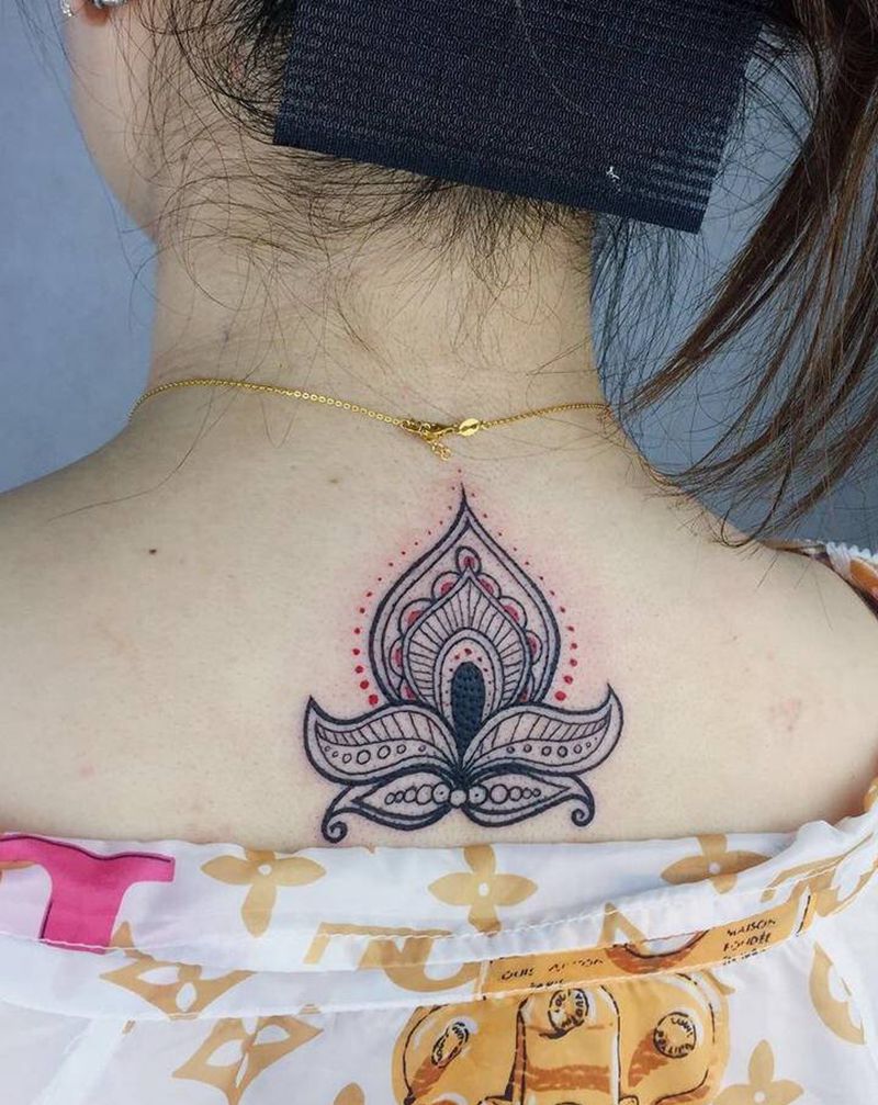 梵花纹身图片_颈部点刺图腾纹身图案