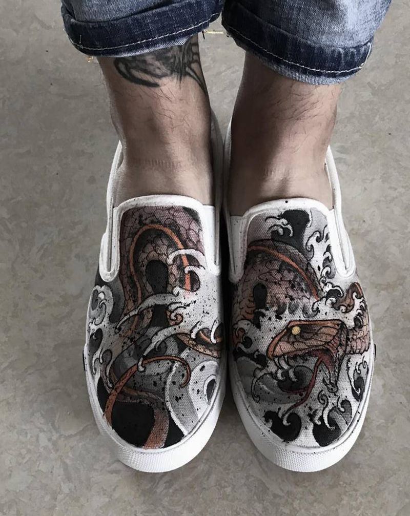 画个花鞋纹身图片_脚部老传统纹身图案