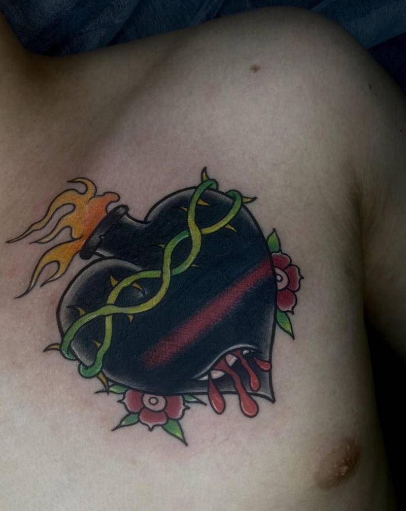 遮盖纹身图片_胸部Old School纹身图案