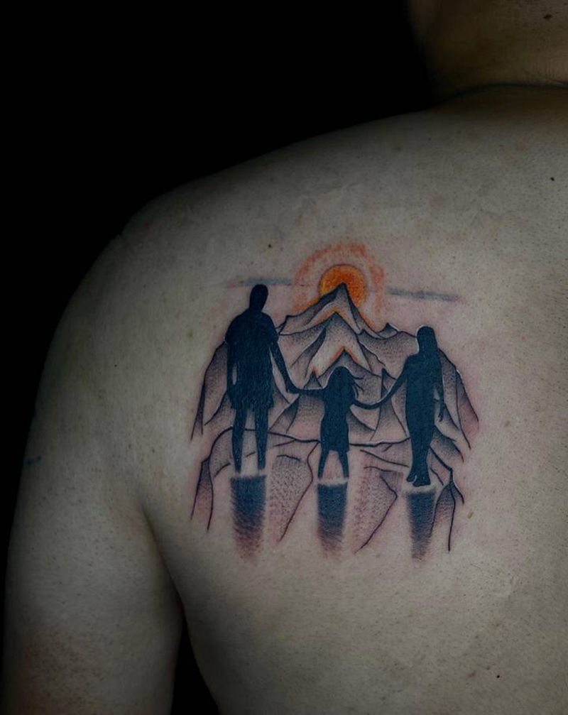 日出 山顶 一家三口哦纹身图片_背部纹身图案
