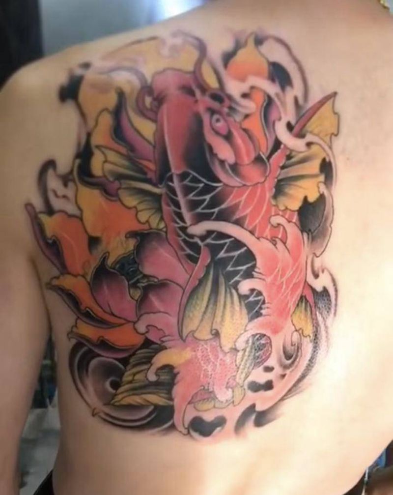 鲤鱼纹身图片_肩部纹身图案