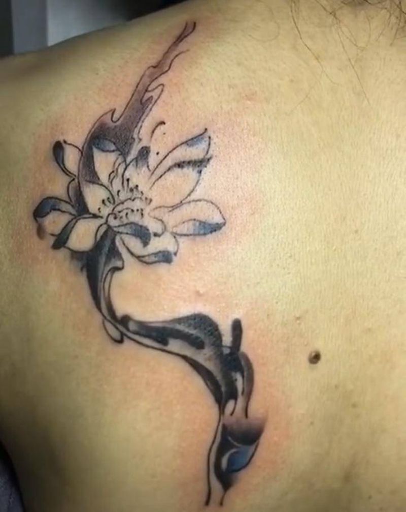 花花纹身图片_肩部纹身图案