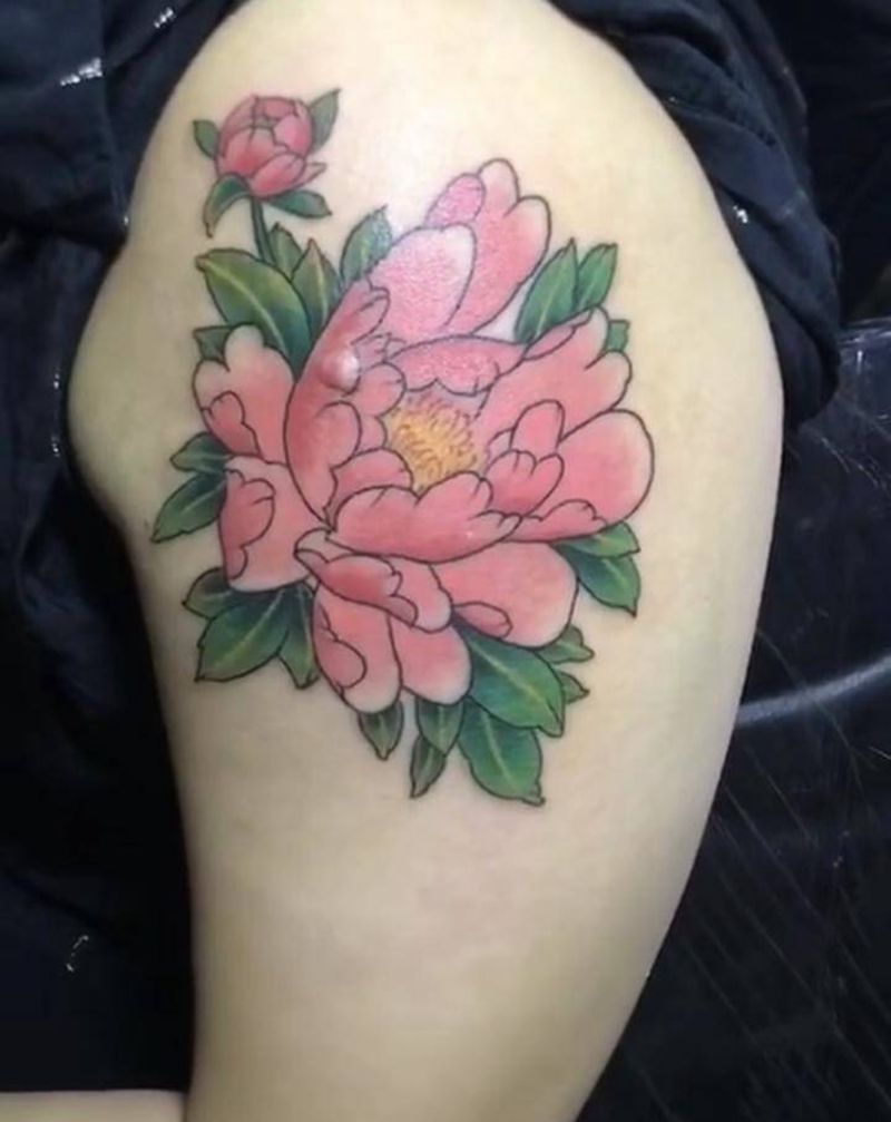 牡丹纹身图片_臀部纹身图案