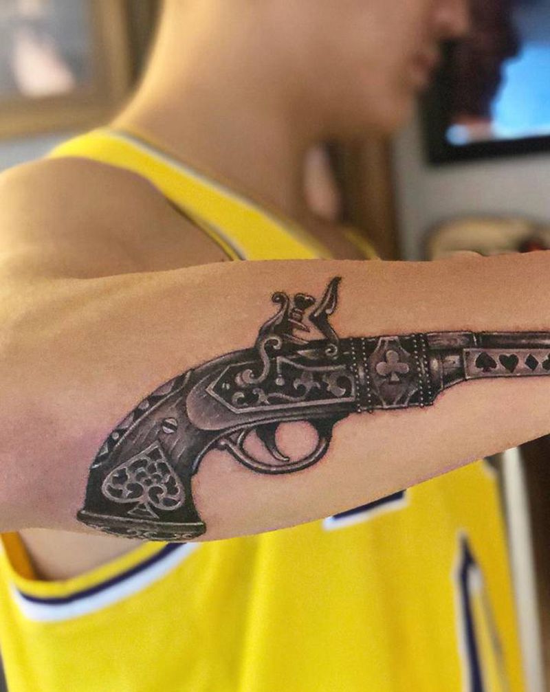 复古手枪纹身图片_手臂欧美写实纹身图案