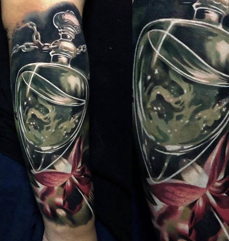 圣水瓶子纹身图片_手臂欧美写实纹身图案