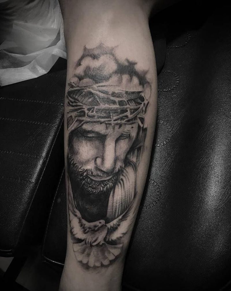 耶稣纹身图片_腿部欧美写实纹身图案