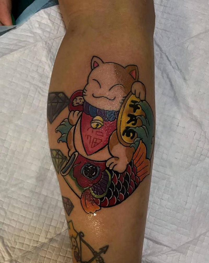 招财猫纹身图片_腿部纹身图案
