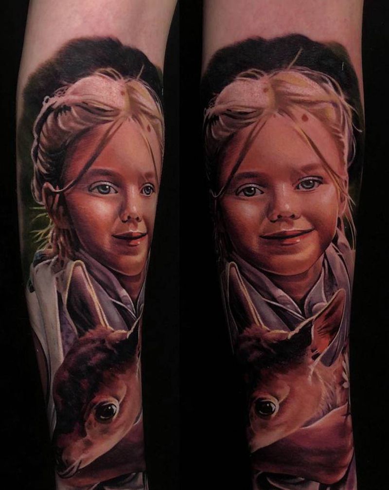 小女孩与小鹿纹身图片_手臂欧美写实纹身图案