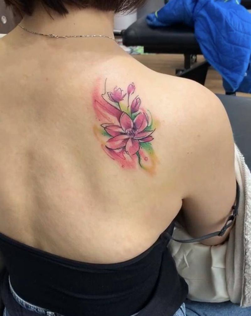 花花纹身图片_肩部纹身图案