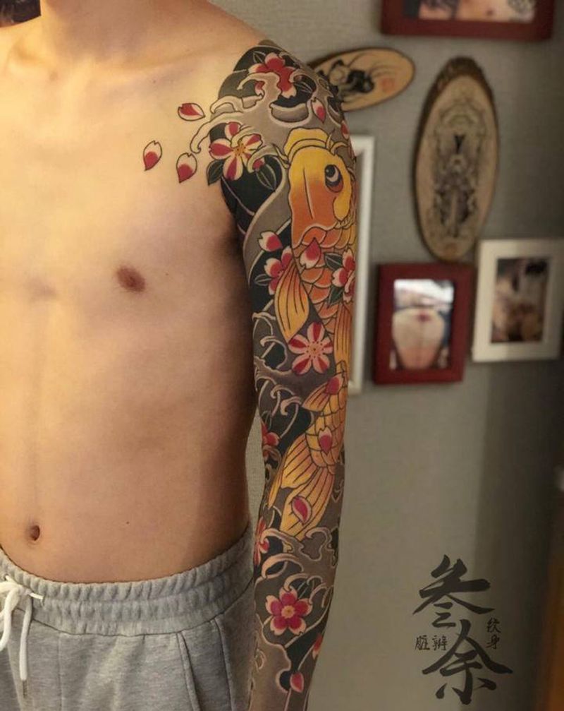 老传统l鲤鱼花臂纹身图片_手臂老传统纹身图案