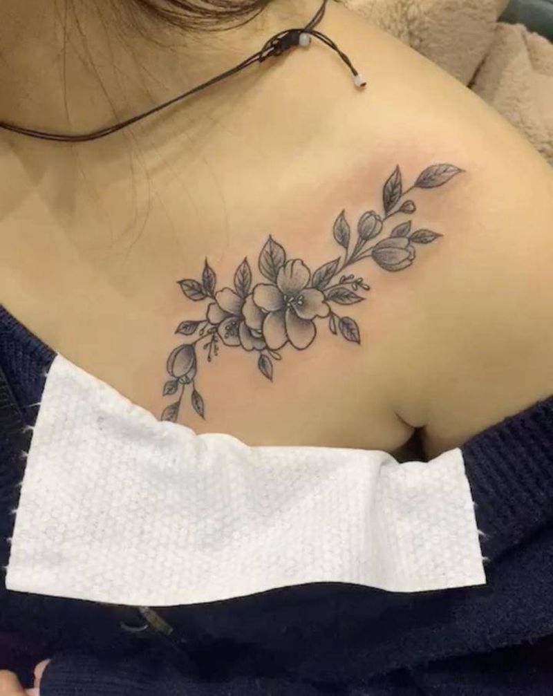 素花修改纹身图片_胸部纹身图案