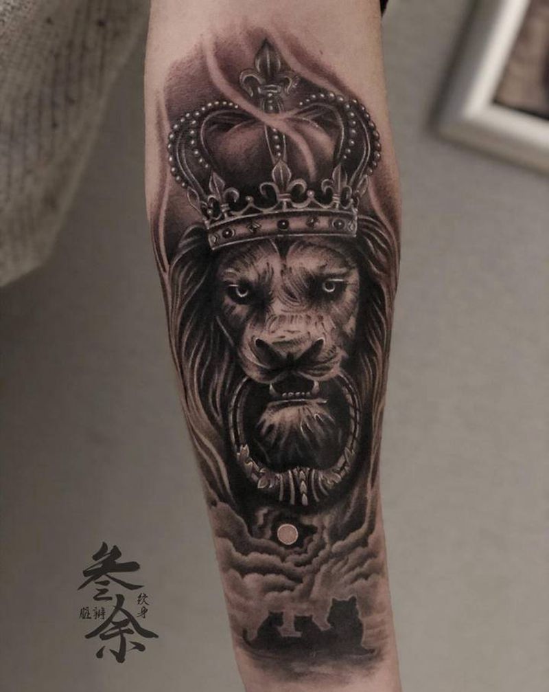 小臂狮子纹身图片_手部欧美写实纹身图案