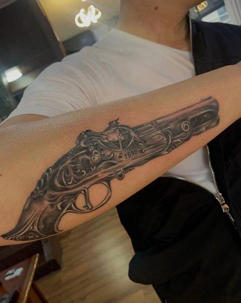 枪纹身图片_手臂纹身图案