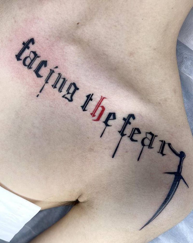 字母纹身图片_胸部花体字纹身图案