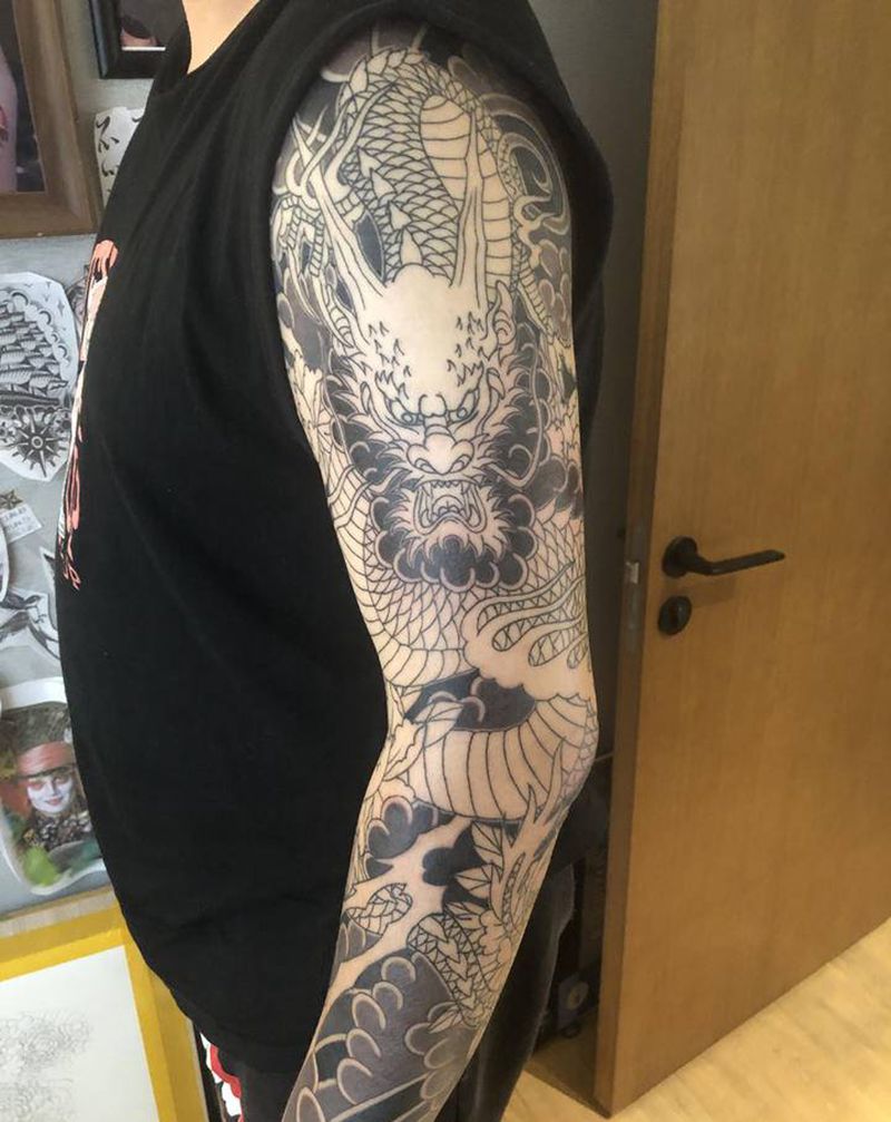 老传统龙花臂纹身图片_手臂老传统纹身图案