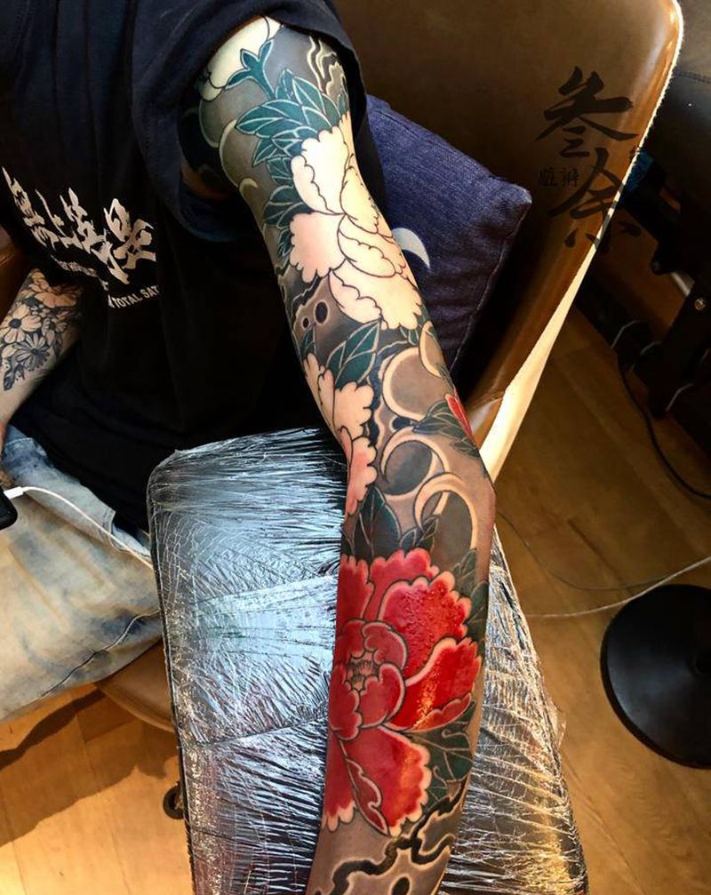 老传统牡丹花臂纹身图片_手臂老传统纹身图案