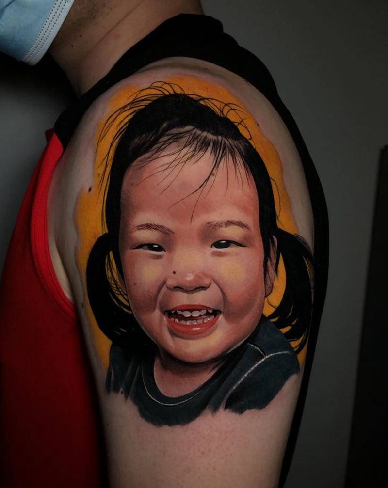 小孩肖像纹身图片_手臂欧美写实纹身图案