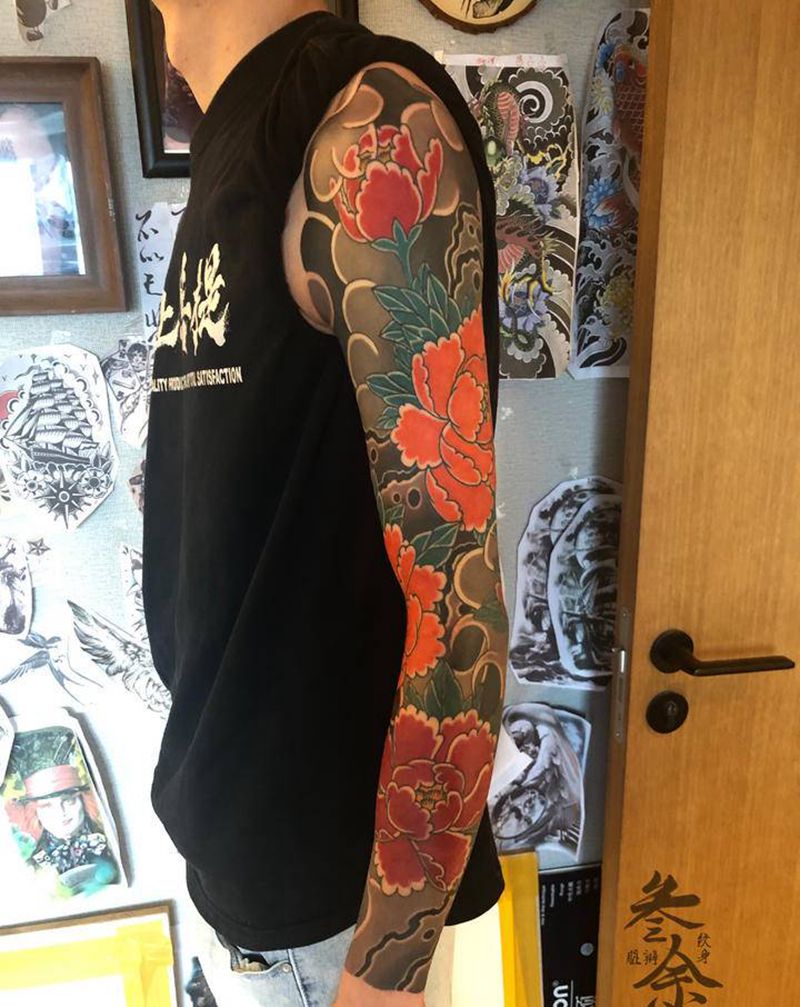 老传统牡丹花臂纹身图片_手臂老传统纹身图案