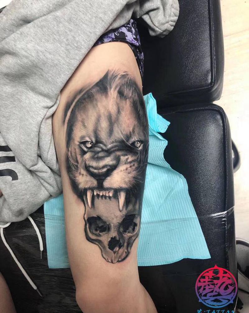 大腿 欧美狮子纹身图片_腿部欧美写实纹身图案