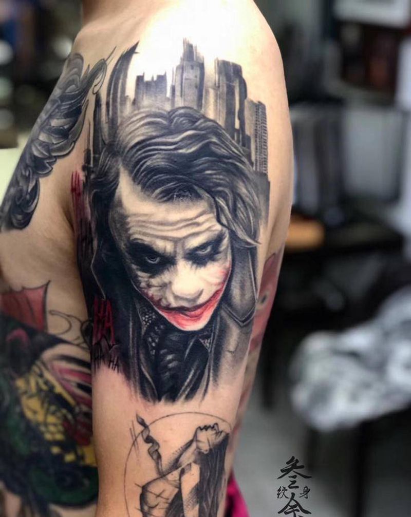 小丑纹身图片_手部欧美写实纹身图案