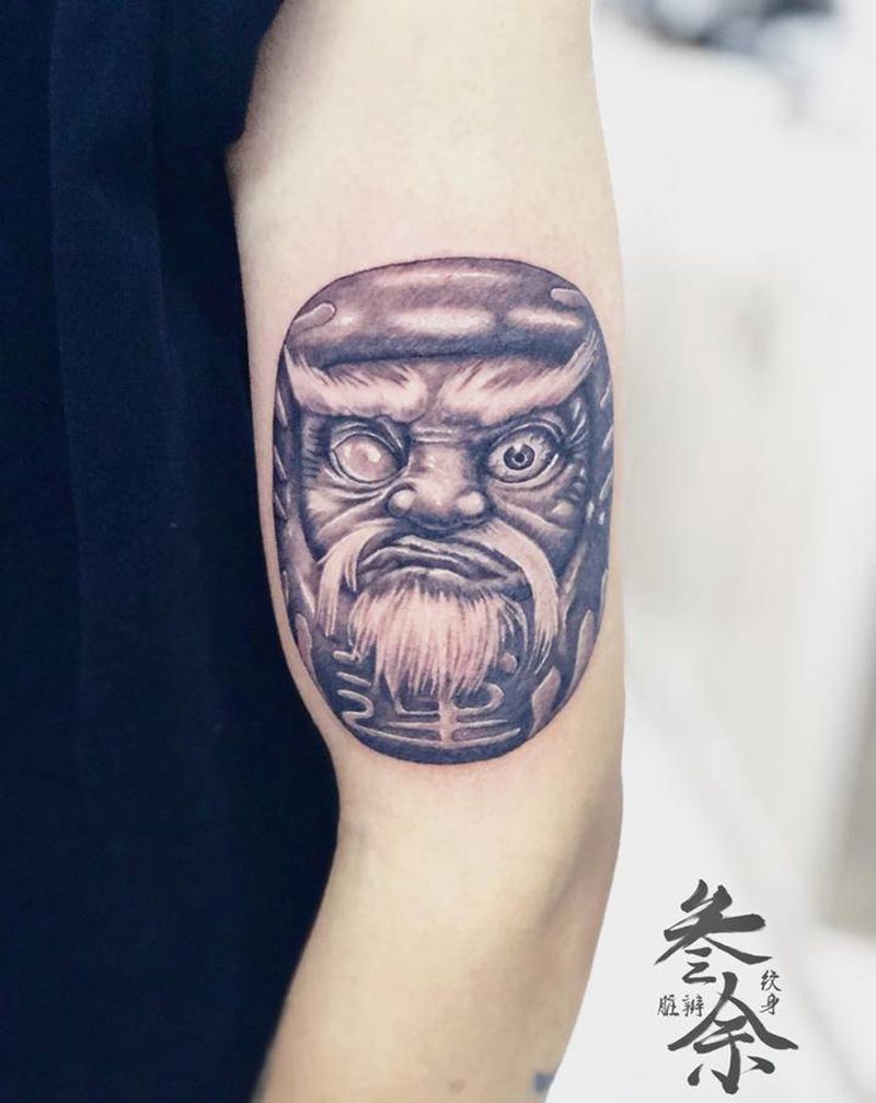 达摩不倒翁纹身图片_手部纹身图案