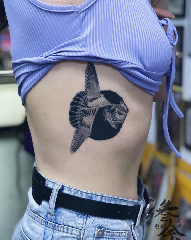 翻车鱼纹身图片_腰部点刺纹身图案