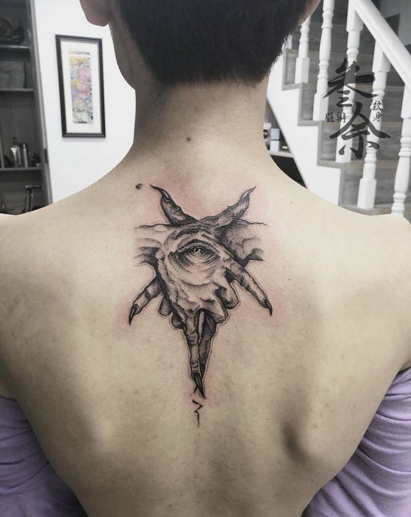 暗黑风纹身图片_背部点刺纹身图案