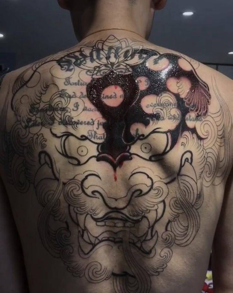 唐狮子纹身图片_背部新传统唐狮子纹身图案