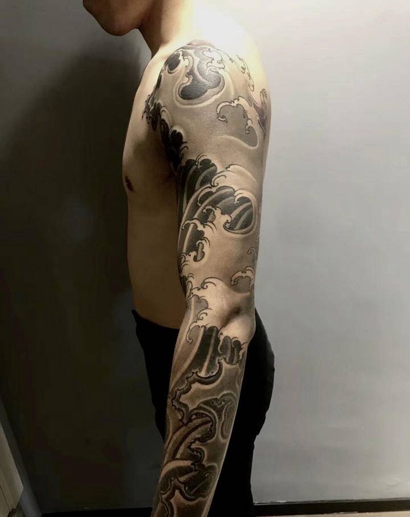 浪臂纹身图片_手部新传统水浪石头纹身图案