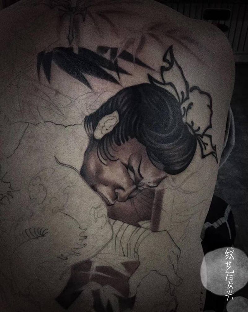 未完成纹身图片_背部新传统纹身图案