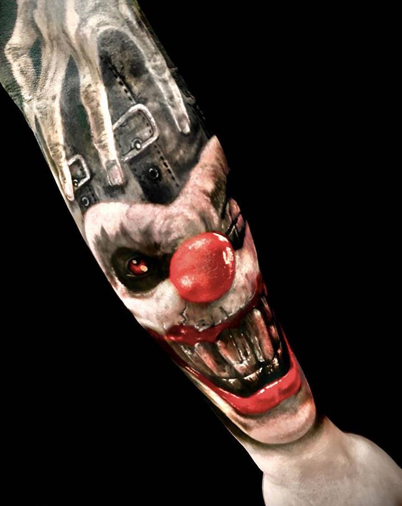 小丑花臂局部纹身图片_手臂欧美写实小丑纹身图案