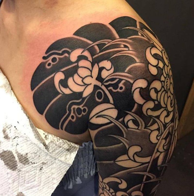 半胛老传统纹身图片_肩部手臂老传统纹身图案