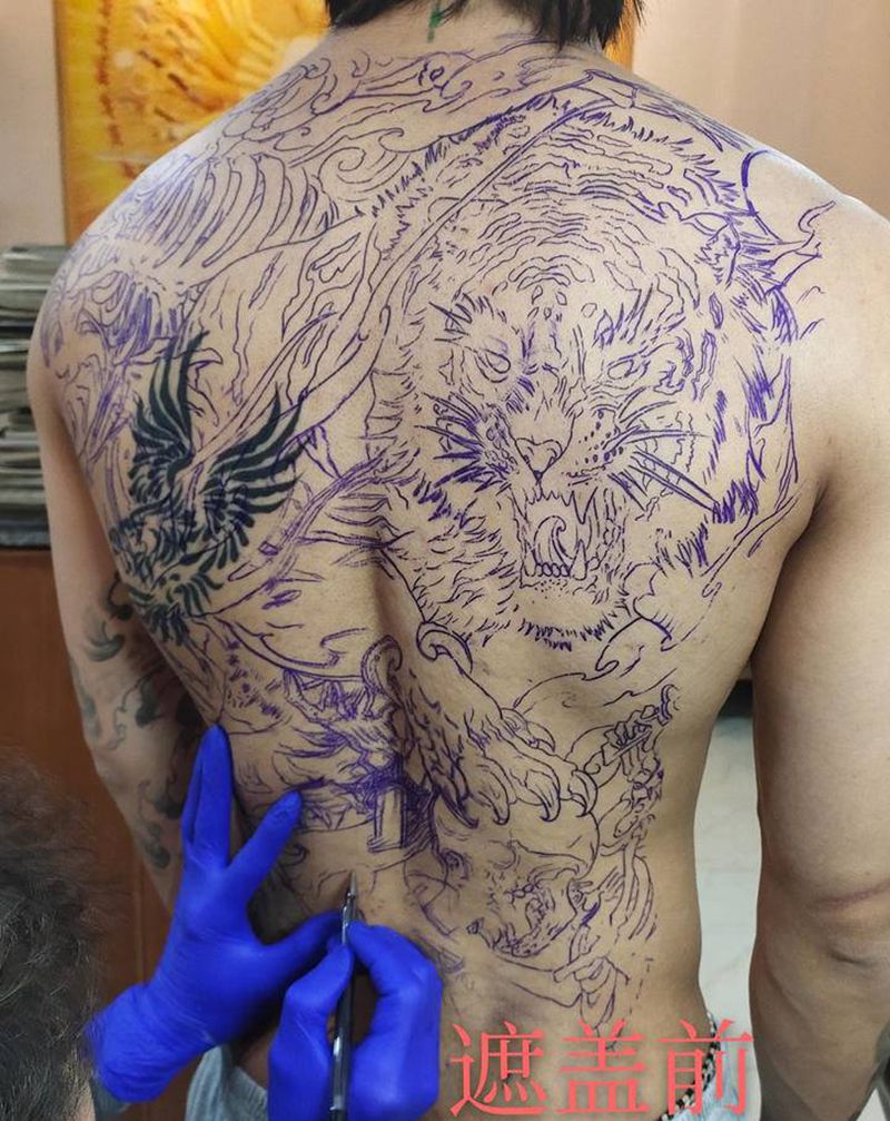 猛虎纹身图片_背部肩部纹身图案