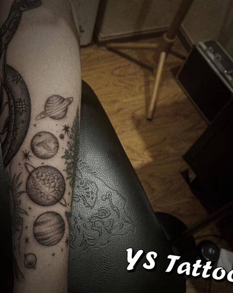 星球衔接纹身图片_手臂纹身图案