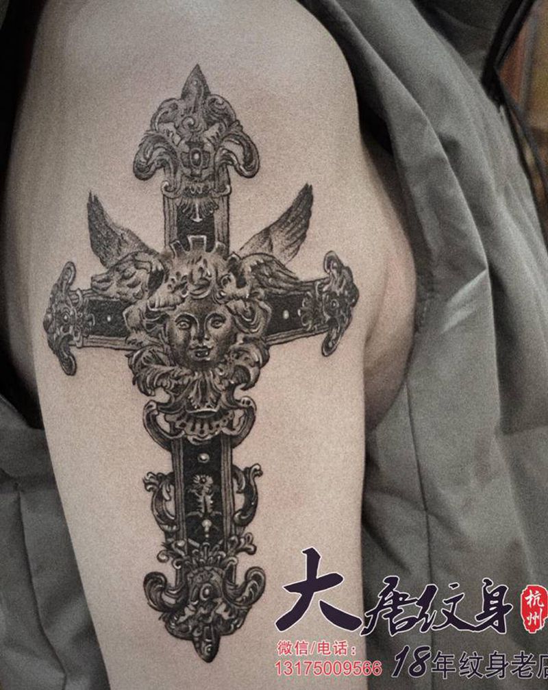 十字架之恋纹身图片_手臂肩部欧美写实新传统纹身图案