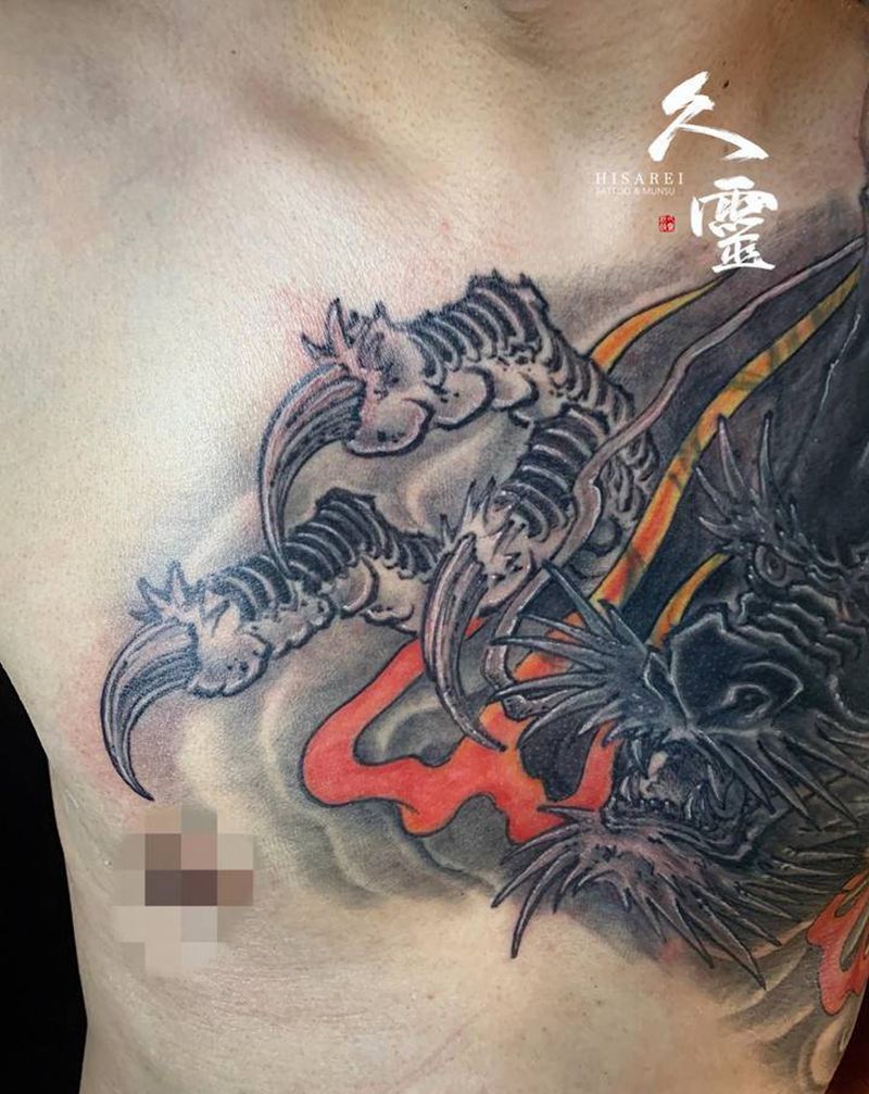 遮盖细节纹身图片_胸部新传统纹身图案