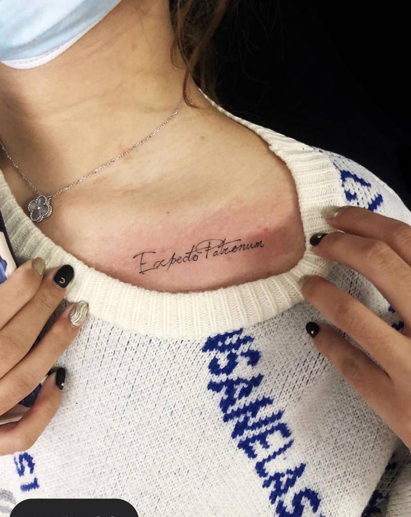 呼神护卫纹身图片_锁骨英文纹身图案