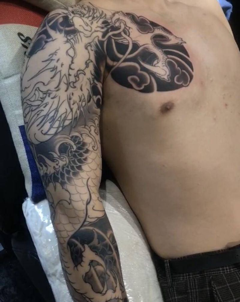 抓奶龙爪手！纹身图片_手部新传统纹身图案