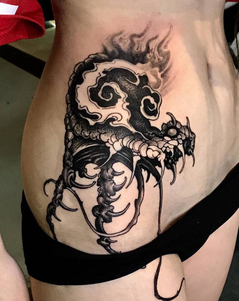 大长虫纹身图片_腹部纹身图案