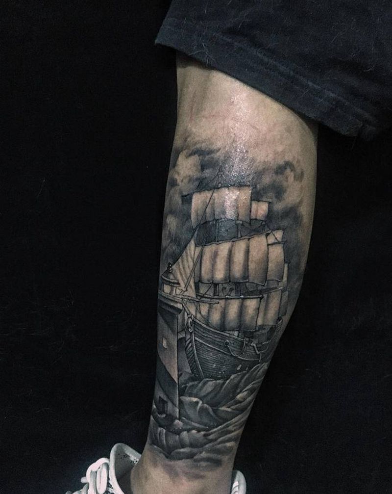 灯塔和帆船纹身图片_腿部欧美写实纹身图案