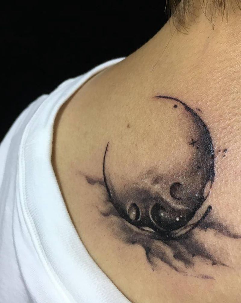 月亮纹身图片_背部水墨纹身图案