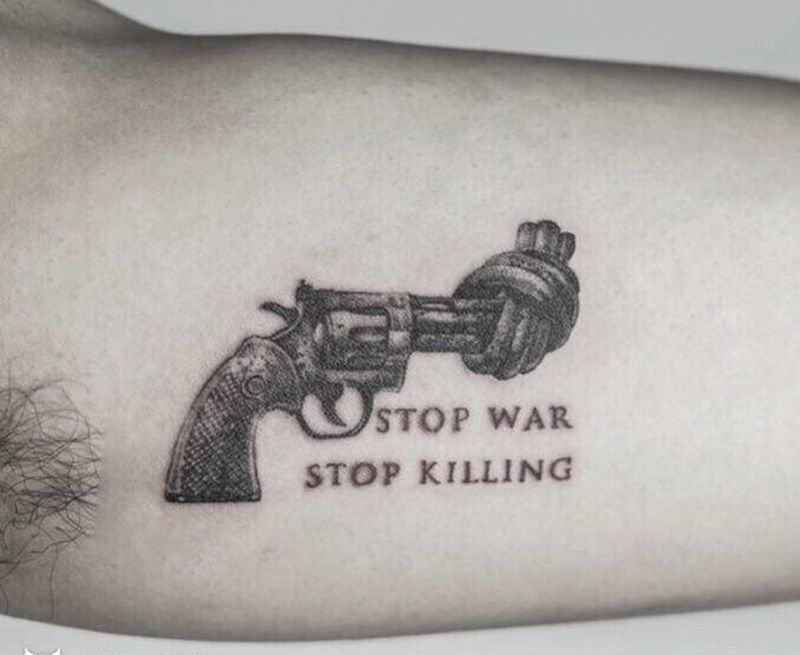 四厘米mini小手枪纹身图片_手臂欧美写实枪纹身图案