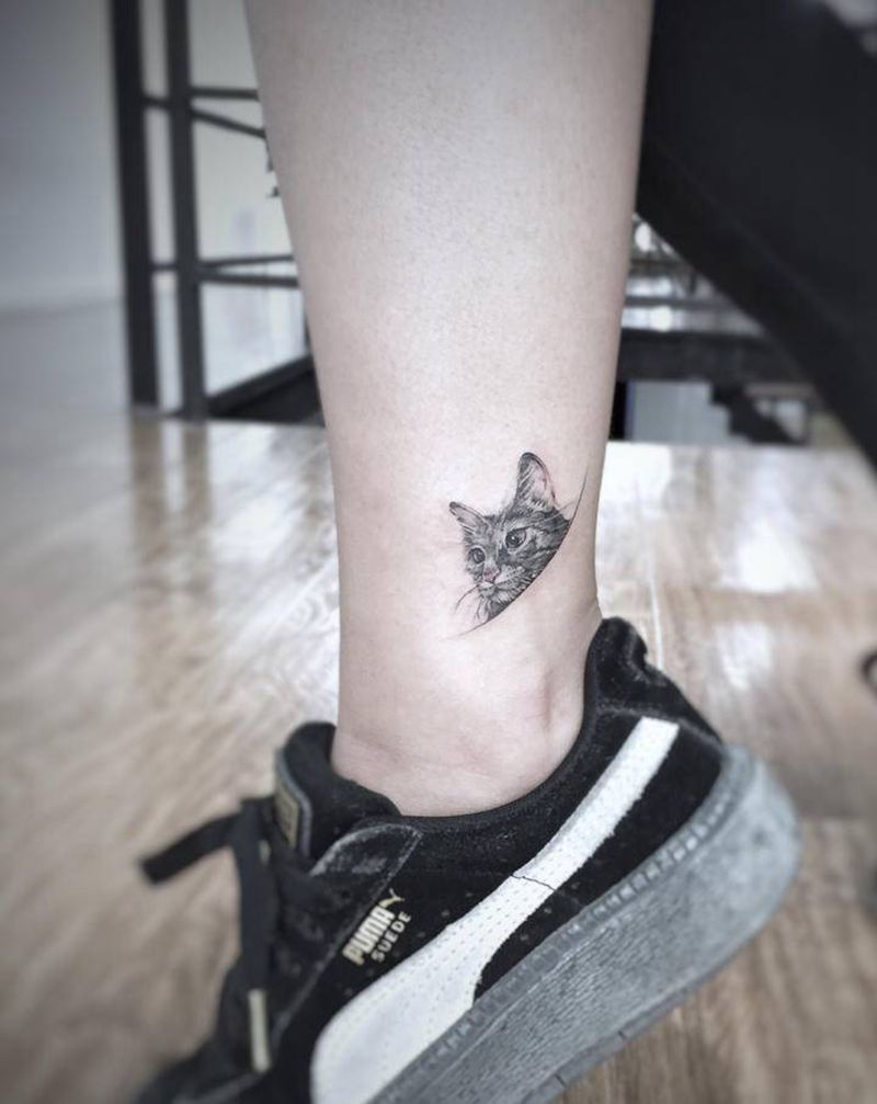 猫呜纹身图片_腿部欧美写实猫纹身图案
