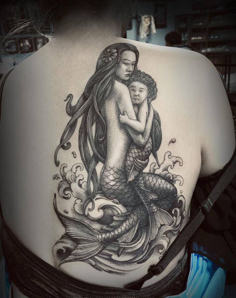 美人鱼纹身图片_背部新传统美人鱼纹身图案