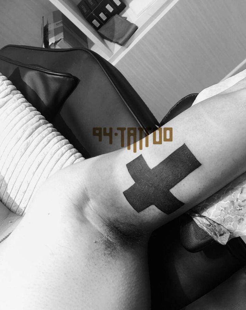 十字架暴力遮盖纹身图片_手臂New School十字架纹身图案