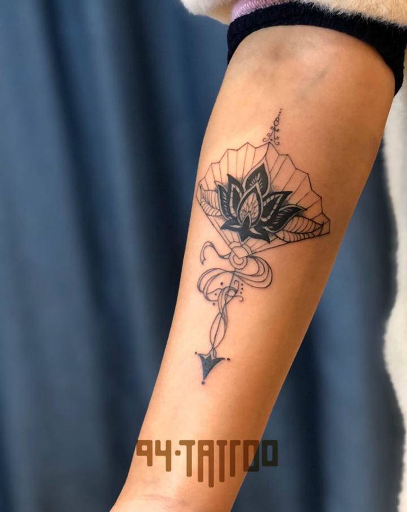 扇纹身图片_手臂点刺几何扇纹身图案