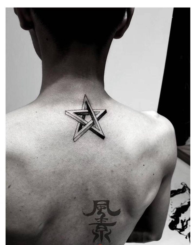 五角星纹身图片_背部纹身图案