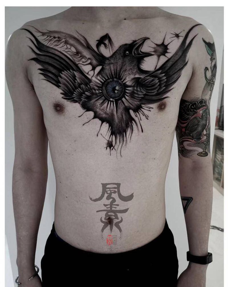 乌鸦纹身图片_胸部纹身图案